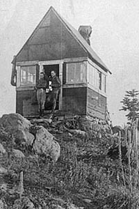 The original lookout on Tumala Mountain, pictured in 1916 (USFS photo)